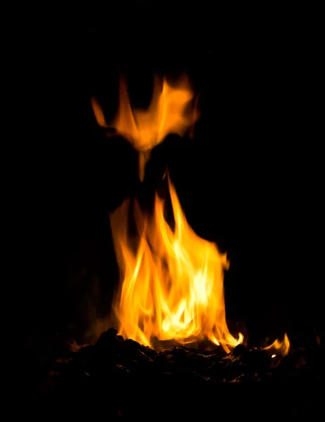 Високе полум'я палаючої деревини в плитах — стокове фото