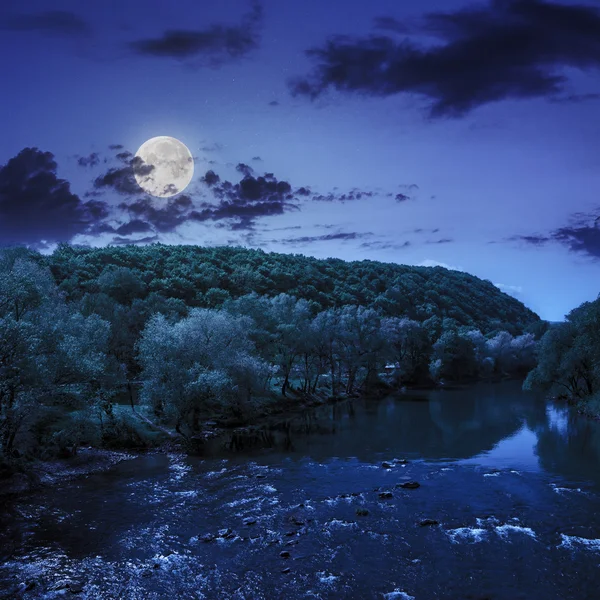 Vadon élő hegyi folyó közelében a hegyre éjjel — Stock Fotó