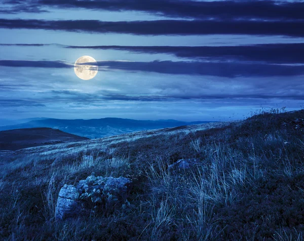 Pietre sulla collina di notte — Foto Stock