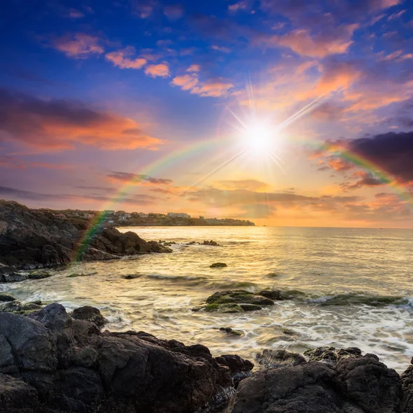 Zee Golf einden over rotsen bij zonsondergang — Stockfoto