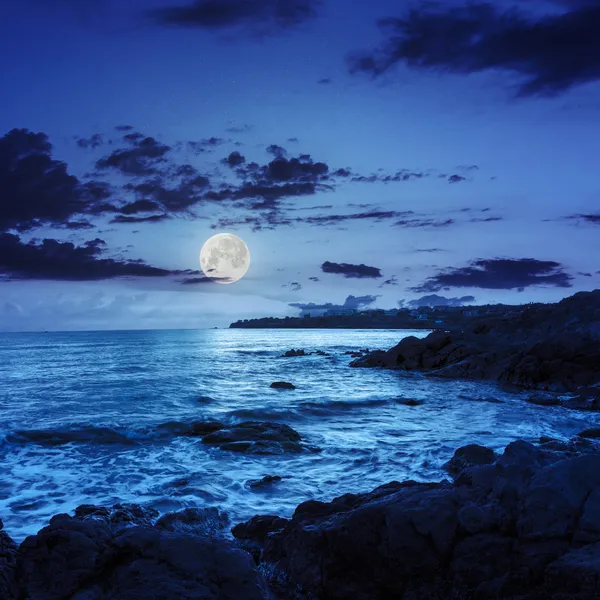 Ola de mar rompe sobre rocas en la noche — Foto de Stock