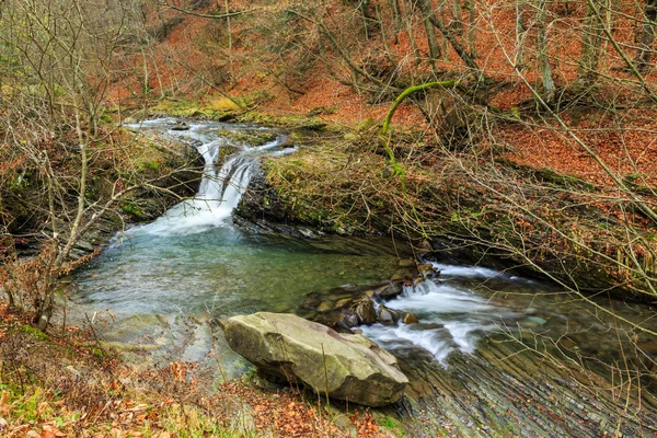 Bela cachoeira sai de um rio sinuoso — Fotografia de Stock