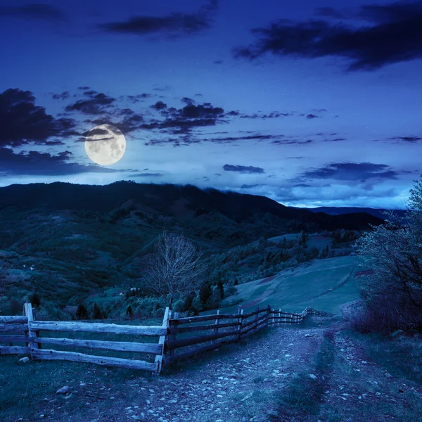 Hillside gece dağ çayır çit — Stok fotoğraf