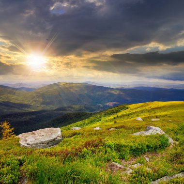 gün batımında yüksek dağlarda yamaca kayalar