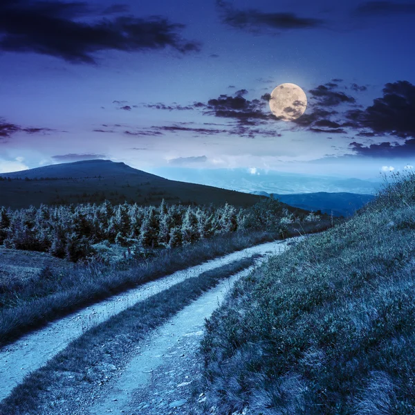 Estrada em uma encosta perto do pico da montanha à noite — Fotografia de Stock