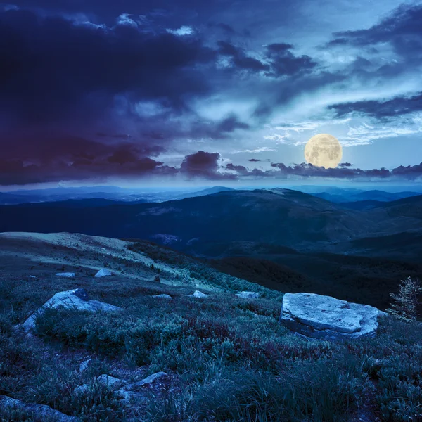 Валуны на склоне холма в высоких горах ночью — стоковое фото