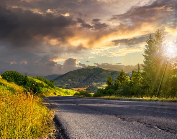 Andando ad altezze montagne al tramonto — Foto Stock