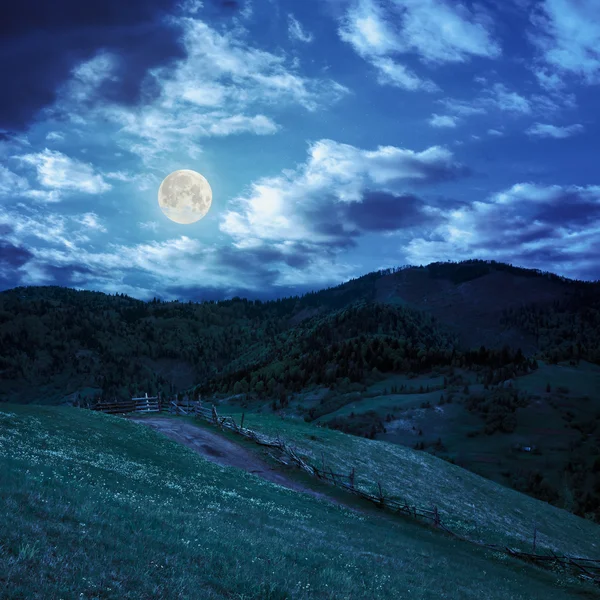 Clôture sur prairie à flanc de colline en montagne la nuit — Photo