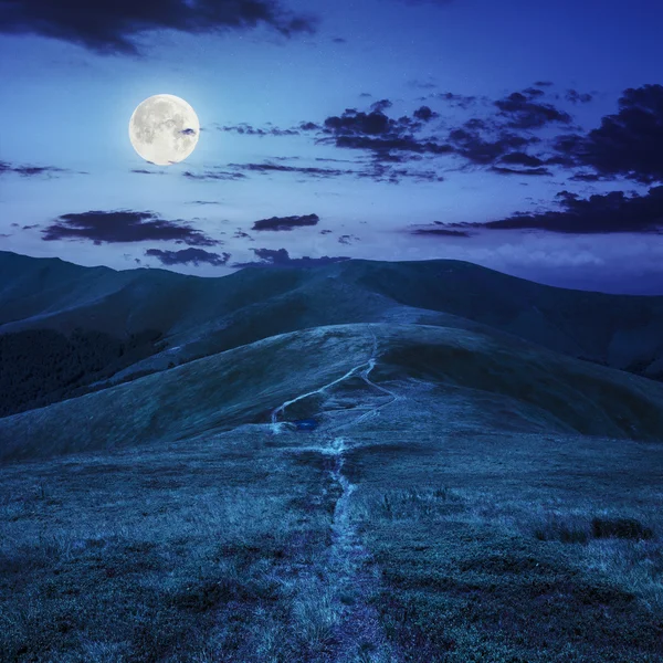 Pequeno lago em uma Colina Verde à noite — Fotografia de Stock