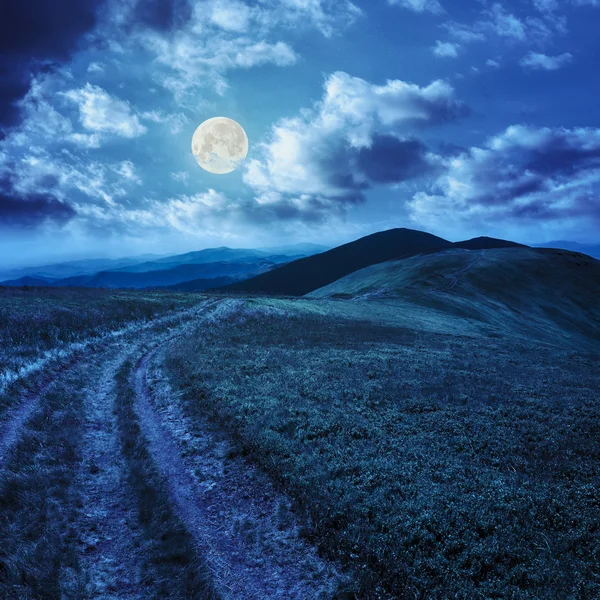 Sökvägen på bergets topp på natten — Stockfoto