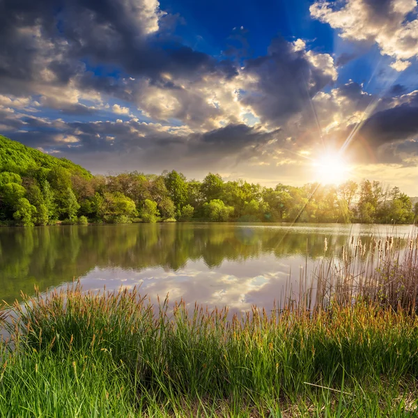 Forêt et lac près de la montagne au coucher du soleil — Photo