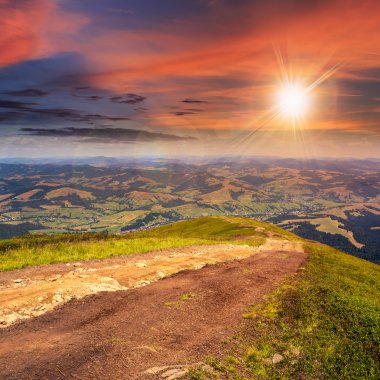 hillside çayır dağ yolunda