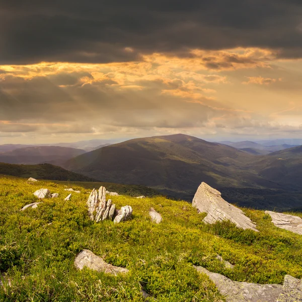 Каміння на схилі пагорба на заході сонця — стокове фото