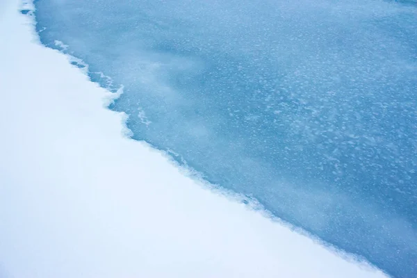 Frusen Flod Täckt Med Snö Stranden Vacker Vinter Natur Bakgrund — Stockfoto