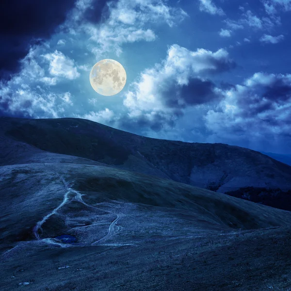 Lago en la cima de la montaña en luz de luna —  Fotos de Stock