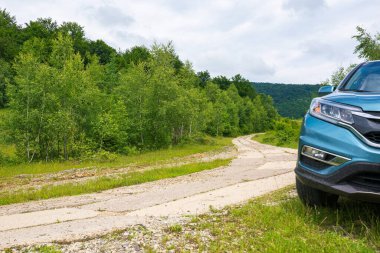 Benzerlik, transcarpathia, Ukrayna - JUL 02, 2020: ormandan geçen beton yolun kenarında. geri dönüş konseptini kullan.