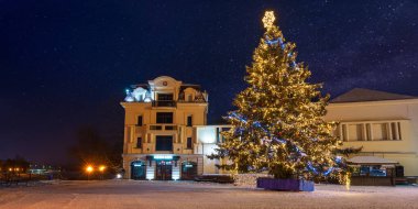 Zhgorod, Ukrayna - Ocak 06, 2019: Eski kasabada kış tatili. Şehir merkezinde noel ağacı. Gecenin güzel manzarası