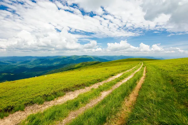 Wide Trail Grassy Meadow Mountain Ridge Distance Gorgeous Cloudscape Blue — Stock Photo, Image
