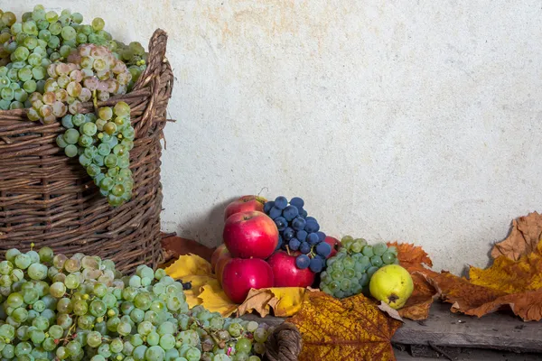 Høstlig stilleben med frukt og blader på trebunn – stockfoto