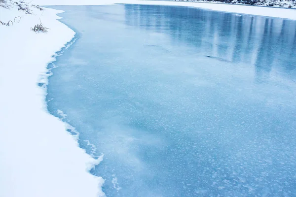 Rio Congelado Coberto Gelo Neve Costa Bonito Inverno Natureza Fundo — Fotografia de Stock