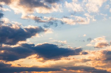 Gün batımında gökyüzü. Akşam ışığında güzel bulut oluşumları