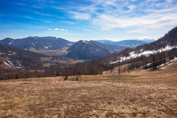 山の中の冬の田園風景 晴天と雪の量が少ない 地球温暖化の概念 — ストック写真