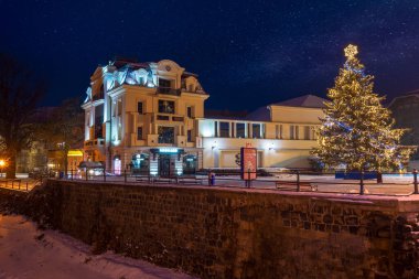 Zhgorod, Ukrayna - Ocak 06, 2019: Eski kasabada kış tatili. Şehir merkezinde noel ağacı. Gecenin güzel manzarası