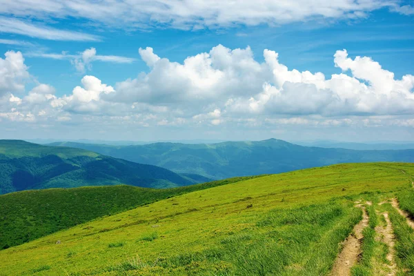 穿越喀尔巴阡山高山草甸的乡村道路 夏天美丽的自然景观 视野开阔的风景在遥远的山脊和山谷 美丽的天空 地平线上乌云密布 — 图库照片