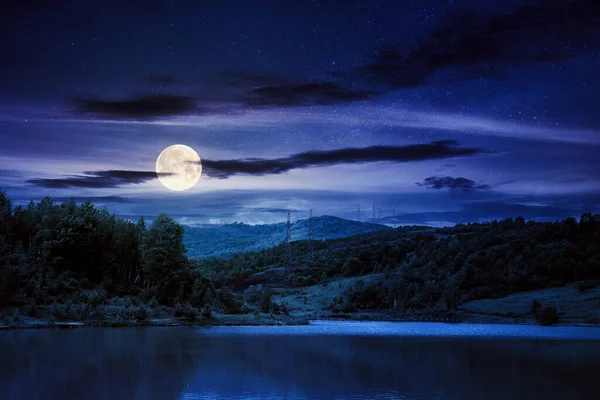 春天的夜晚 山景与湖相映衬 美丽的乡村风景 岸边有落叶的树木 满月的光 天空中的云彩 — 图库照片