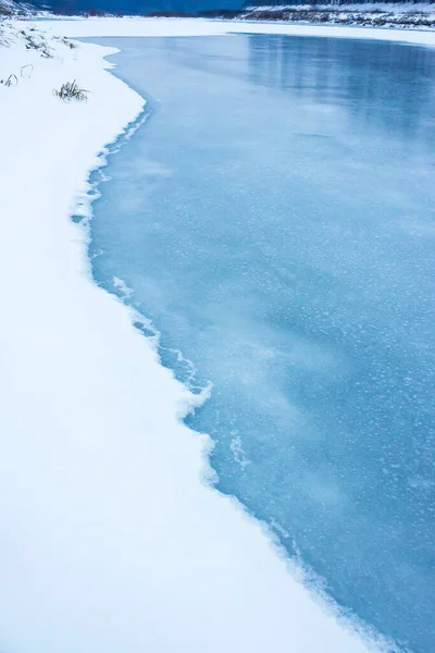 Rio Congelado Coberto Gelo Neve Costa Bonito Inverno Natureza Fundo — Fotografia de Stock