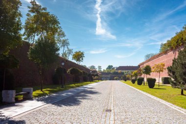 Alba-iulia, Romanya - OCT 13, 2019: Sonbaharda Alba Carolina Kalesi 'nin iç sokakları. Yürüme yolunun kenarındaki fenerler ve banklar. Patikanın etrafında kocaman duvarlar var. popüler seyahat hedefi