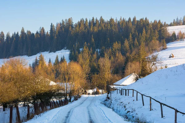 穿过山中村庄的路 下午美丽的冬季风景 覆盖着积雪的森林小山中的乡村风景 — 图库照片