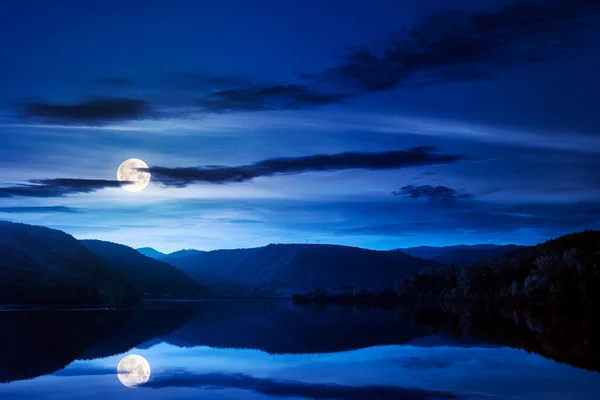 Bela Paisagem Outono Junto Lago Noite Montanhas Florestadas Refletindo Superfície — Fotografia de Stock