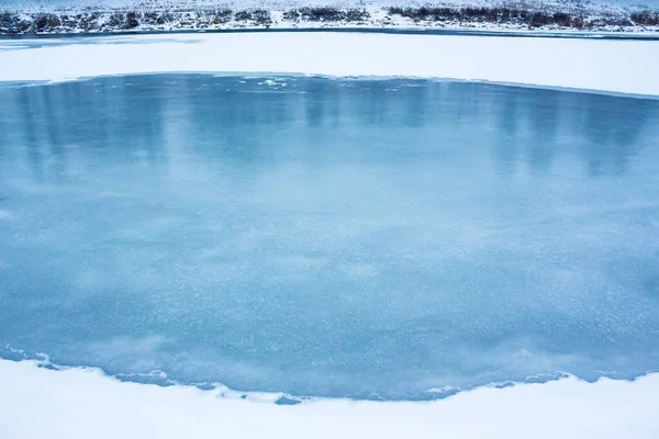 被冰覆盖的冰冻的河流 岸上的雪 美丽的冬季自然背景 — 图库照片