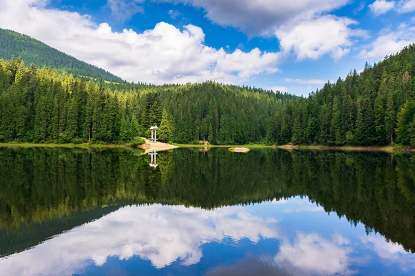 夏天带山湖的风景 森林和云彩在水中反射 乌克兰国家公园的风景秀丽的旅游背景 美丽的自然景观 环保户外环境 — 图库照片