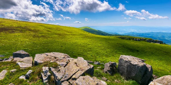 Beau Paysage Avec Pic Vert Pierres Rochers Sur Pente Herbeuse — Photo