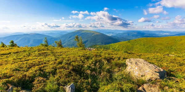 Utomhus Äventyrslandskap Bergen Vackert Grönt Sommarlandskap Stenar Gräsbevuxen Kulle Himmel — Stockfoto