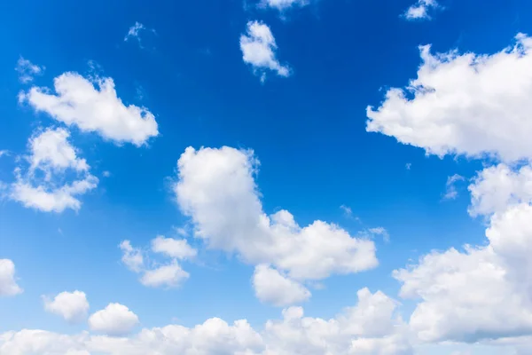 Witte Pluizige Wolken Aan Azuurblauwe Hemel Kalm Weer Het Voorjaar — Stockfoto