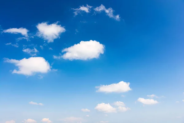 Lucht Met Pluizige Wolken Wit Cumulus Schaars Wolkenlandschap Een Diepblauwe — Stockfoto