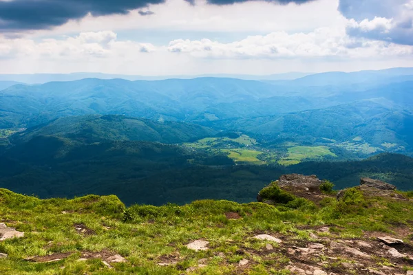 Yazın Güzel Yeşil Dağ Manzarası Vadi Manzaralı Açık Hava Manzarası — Stok fotoğraf