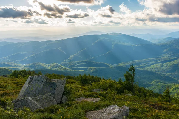 Odkryty Krajobraz Przygody Górach Piękny Zielony Letni Krajobraz Kamienie Trawiastym — Zdjęcie stockowe