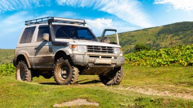 kvasy, ukraine - AUG 22, 2020: off road ready 3 door mitsubishi pajero on the hill. Kirli 4x4 şnorkel ve çamur lastikli bir araç. Güneşli bir yaz gününde dağlarda çarpıcı maceralar