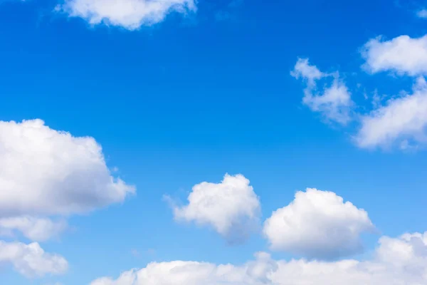 Witte Pluizige Wolken Aan Azuurblauwe Hemel Kalm Weer Het Voorjaar — Stockfoto