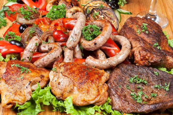 Grilled Meat Closeup Chicken Pork Sausages Vegetables Wooden Board — Stock Photo, Image