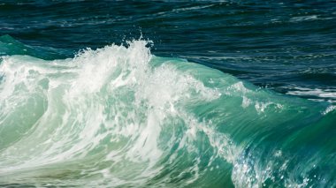 Doğal gün ışığında yeşil dalga arka planı. Bulanık su ve köpük dokusu