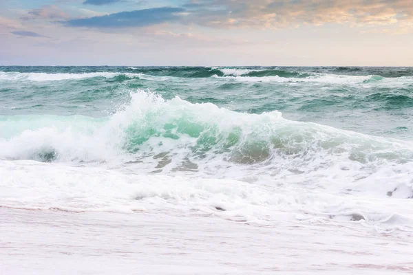 Přímořská Pláň Vlnami Narážejícími Pláž Při Východu Slunce Krásná Letní — Stock fotografie
