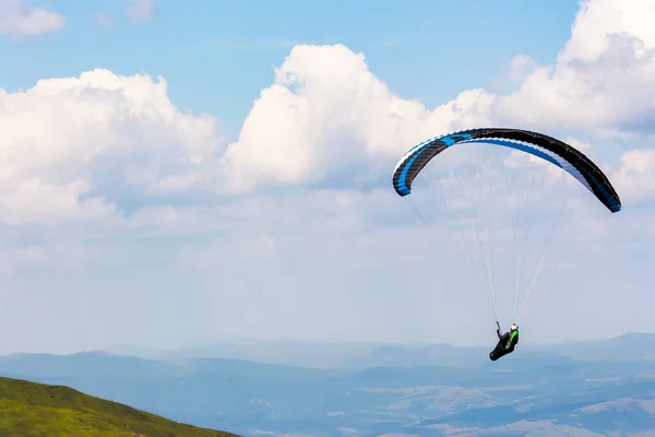 Parapente Sobre Valle Montaña Deportes Extremos Aire Libre Concepto Aventura — Foto de Stock