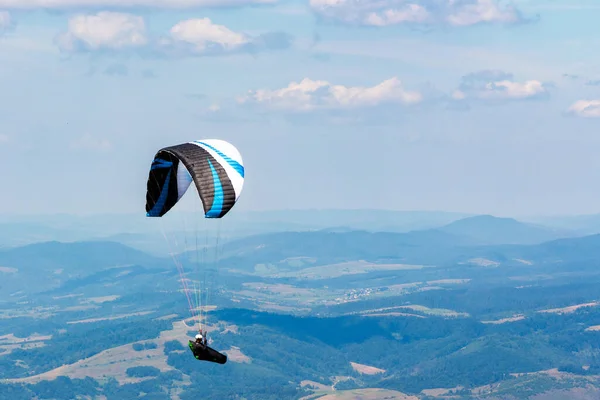Parapente Sobre Valle Montaña Deportes Extremos Aire Libre Concepto Aventura — Foto de Stock