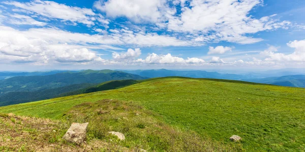 Zielony Letni Krajobraz Górach Plenerowa Sceneria Błękitnym Niebem Chmurami Piękne — Zdjęcie stockowe