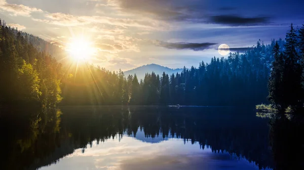 Tag Und Nachtzeitwechsel Oberhalb Der Ruhigen Landschaft Mit See Sommer — Stockfoto